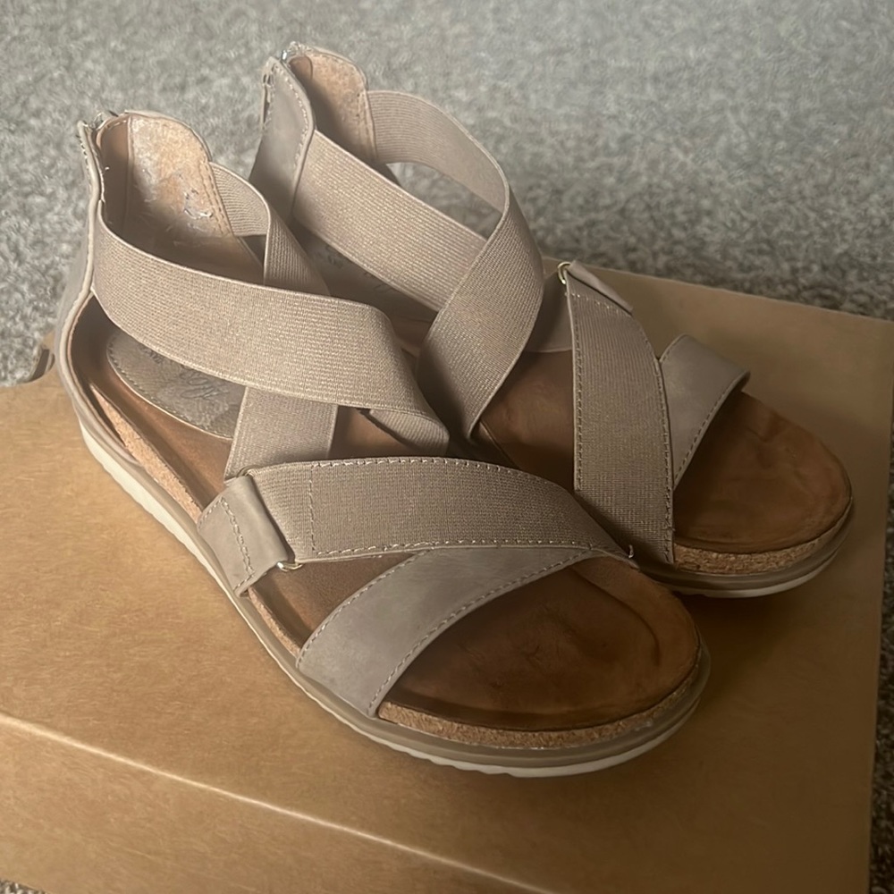 Euro soft sandals by Sofft